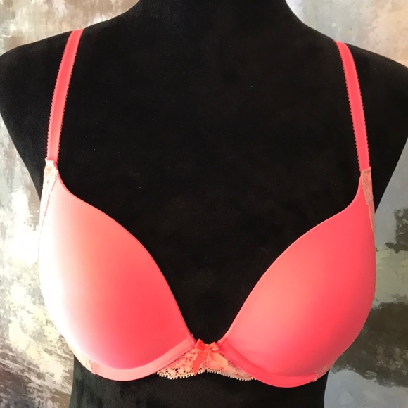Clearance Victoria's Secret bra avail until Jan 10 - Picture 2 of 6